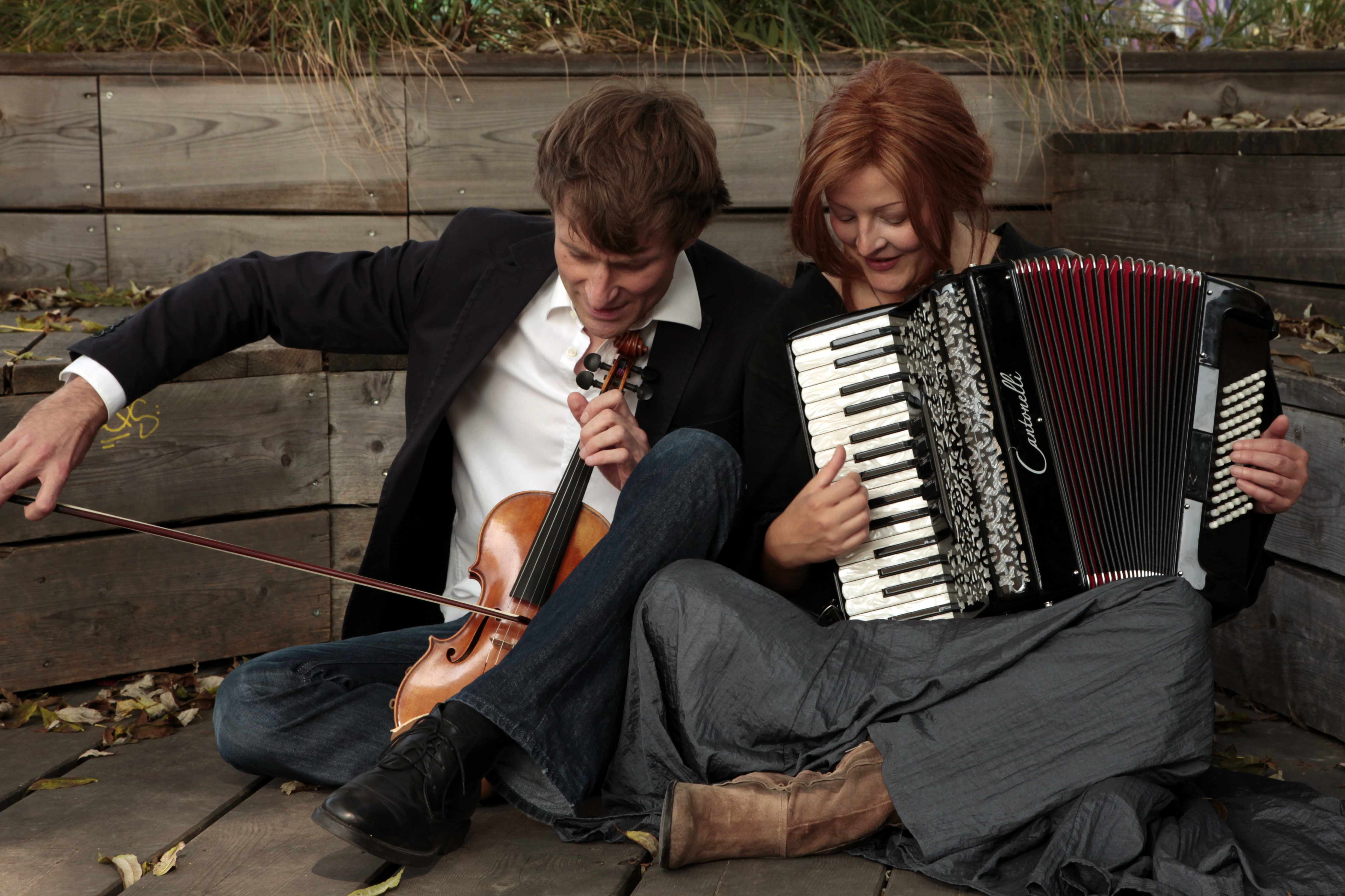 Napart Folk aus Berlin mit Violine, Gesang und Akkordeon, Ulrike Fieguth und Leo Clemens, Konzerte, Hochzeiten, Gestaltung von Veranstaltungen, Ausstellungen, Open Airs, Festivals